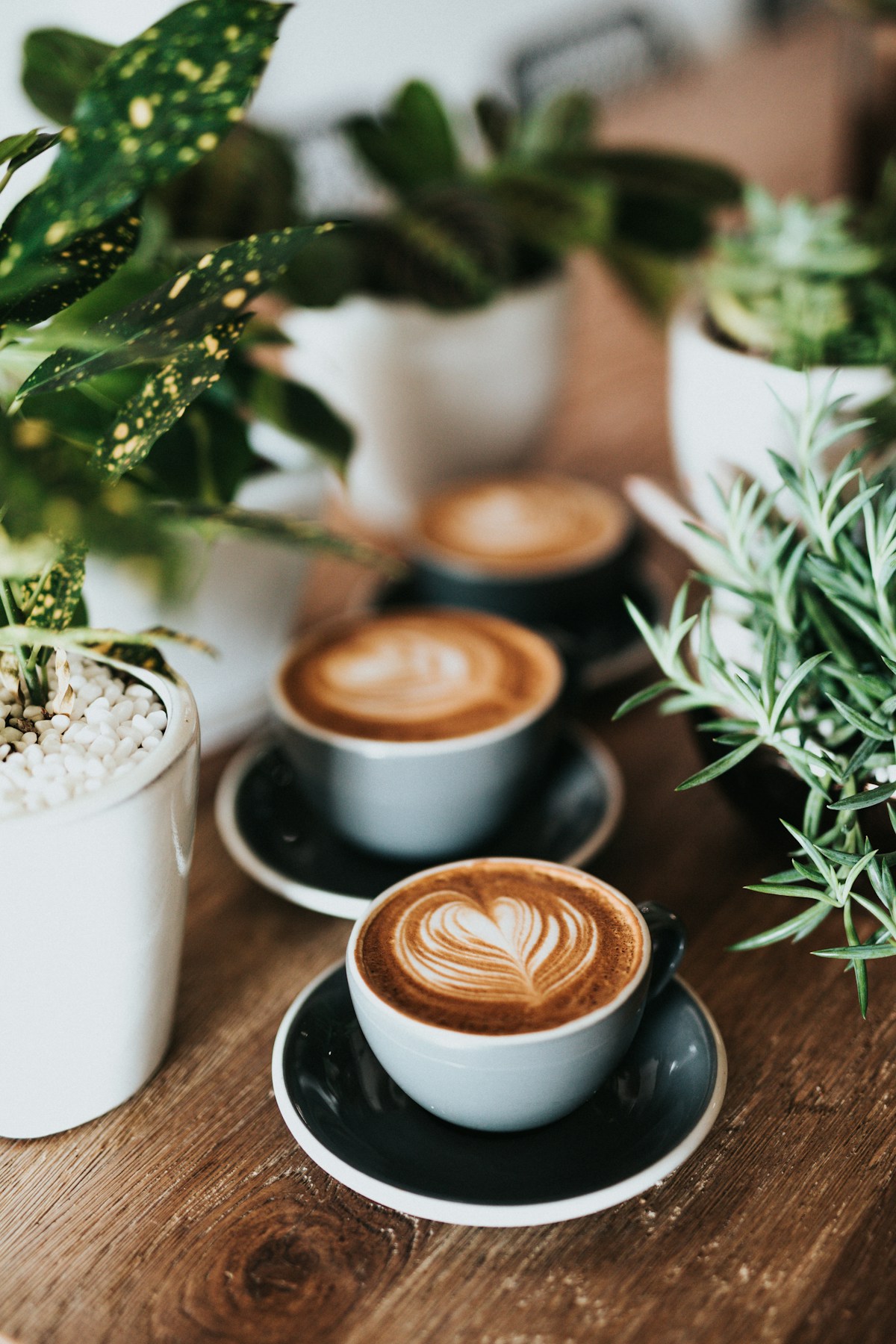 Secangkir kopi dengan latte art di atas meja